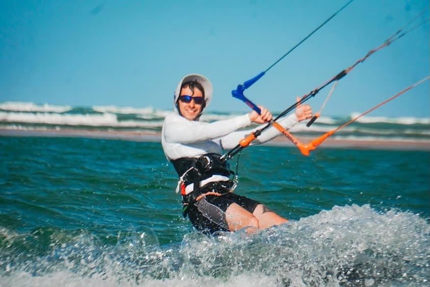 Kitesurfista em ação na água