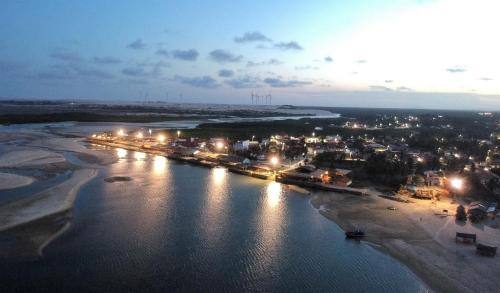 Barra Nova à noite — vista de drone do vilarejo e da lagoa